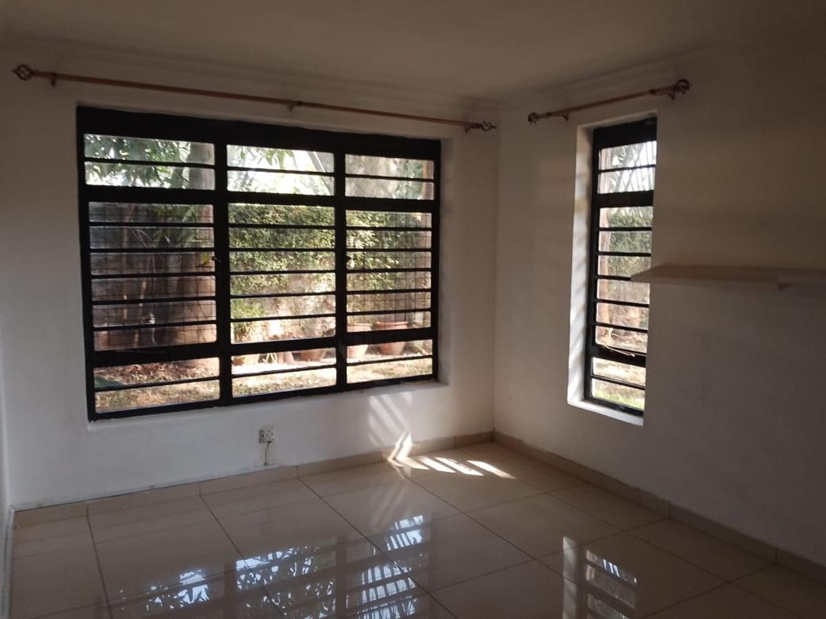 4 Bed House with En Suite in Ridgeways - 4