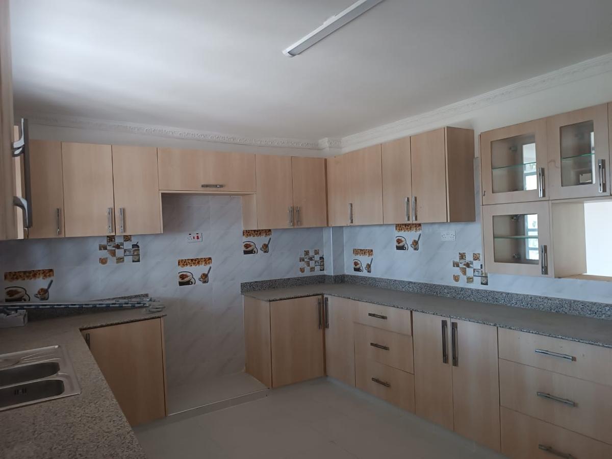 5 Bed Townhouse with En Suite at Acacia - 13