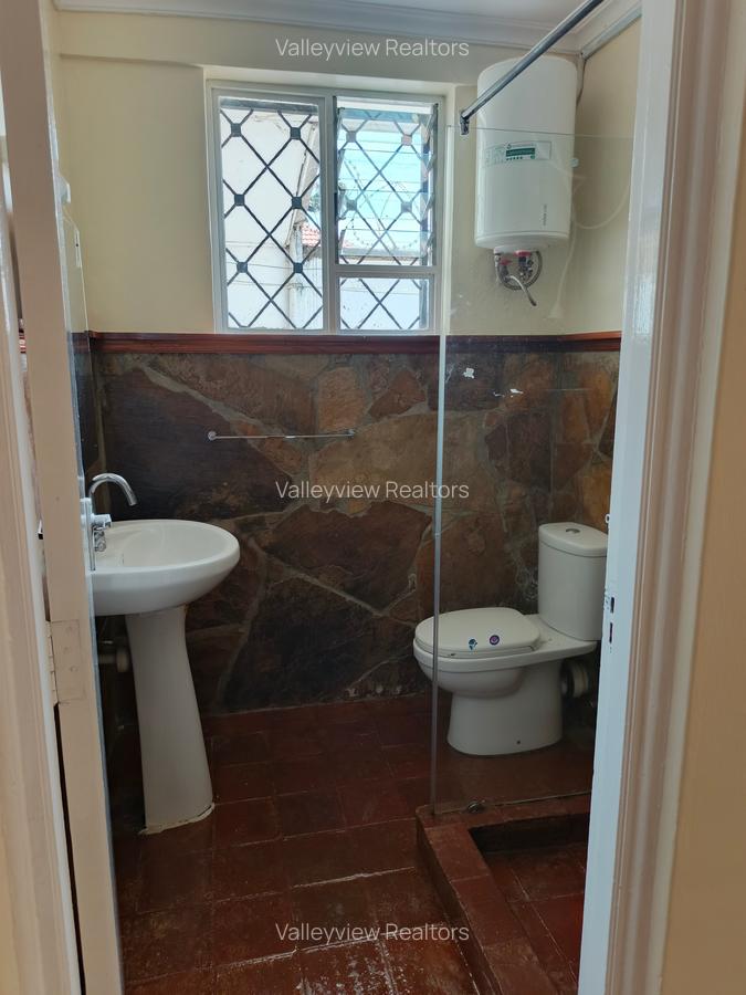 3 Bed Villa with En Suite at Lavington - 4