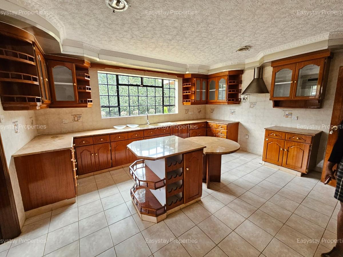 5 Bed House with En Suite in Runda - 2