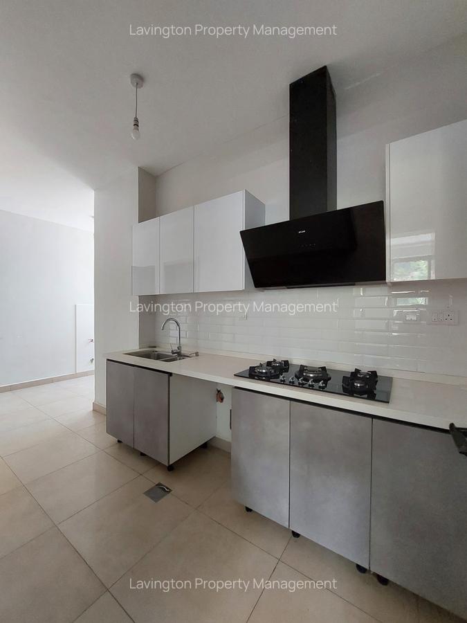 5 Bed House with En Suite at Lavington Green - 9