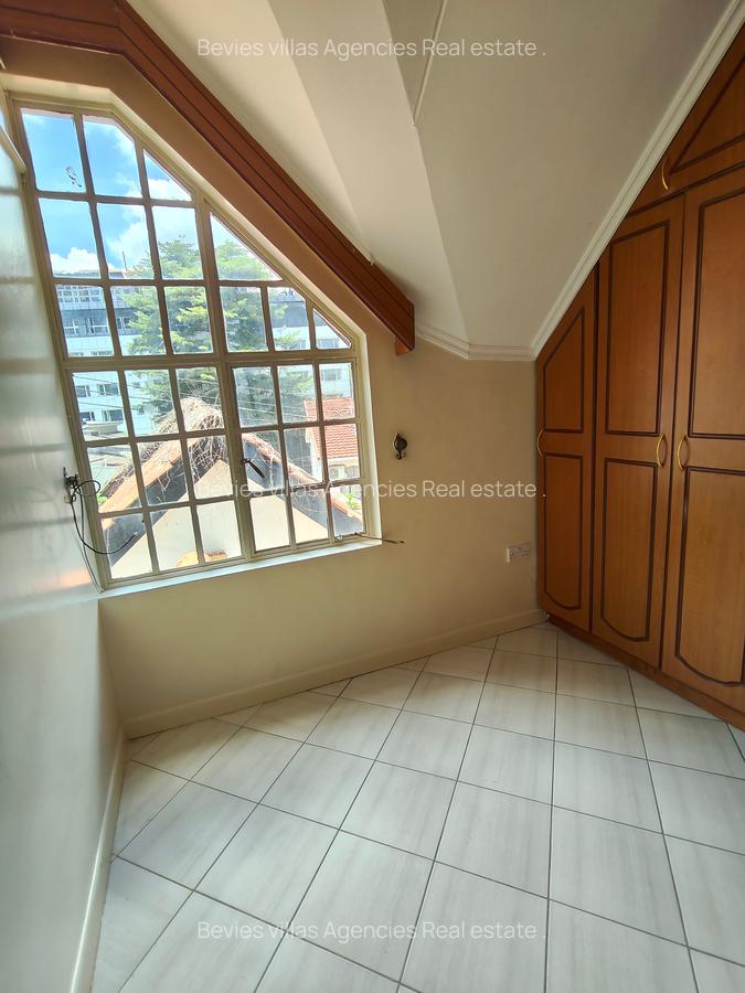 5 Bed Townhouse with En Suite at Westlands - 4