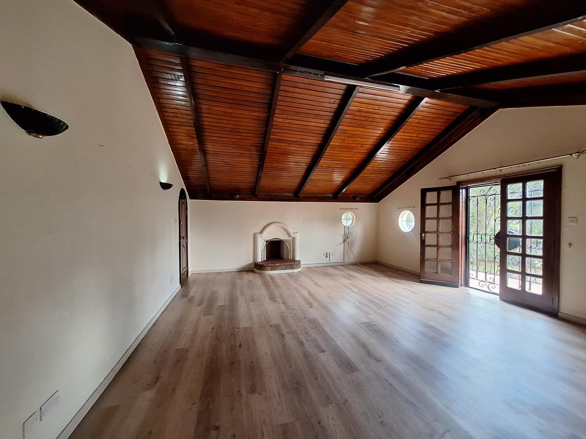 4 Bed House with En Suite in Lavington - 5