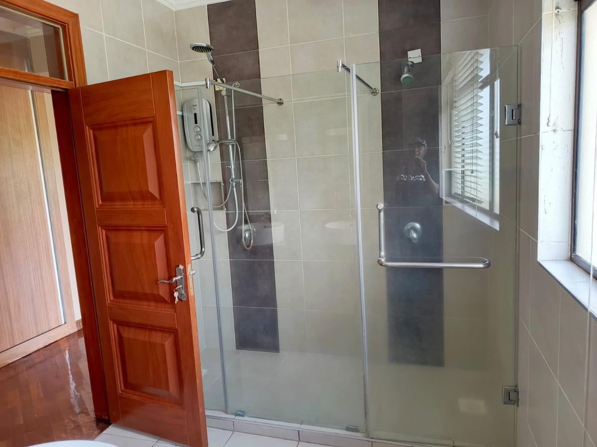 4 Bed House with En Suite in Ridgeways - 18