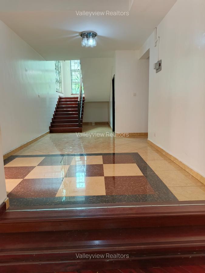 5 Bed Townhouse with En Suite at Lavington - 6