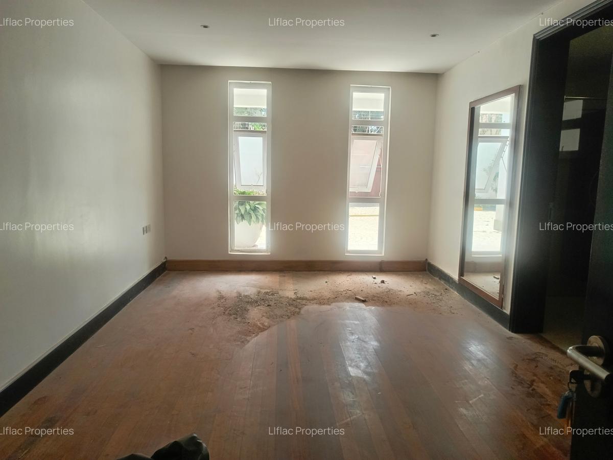 5 Bed House with En Suite in Runda - 4