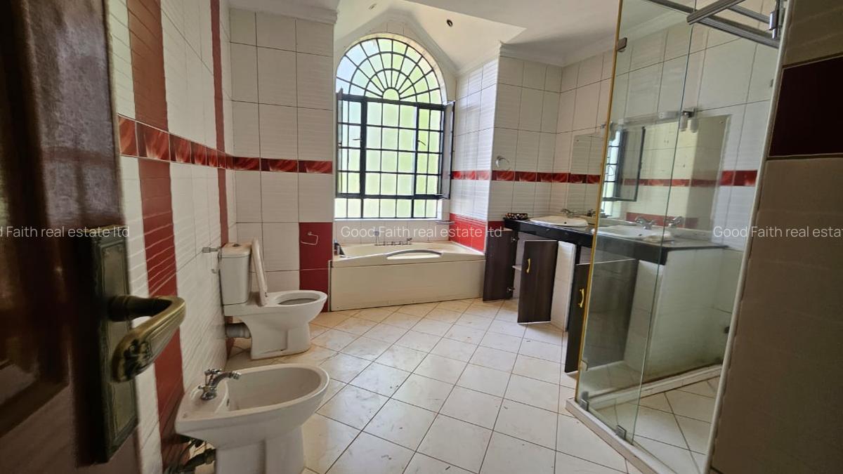 5 Bed House with En Suite in Runda - 9