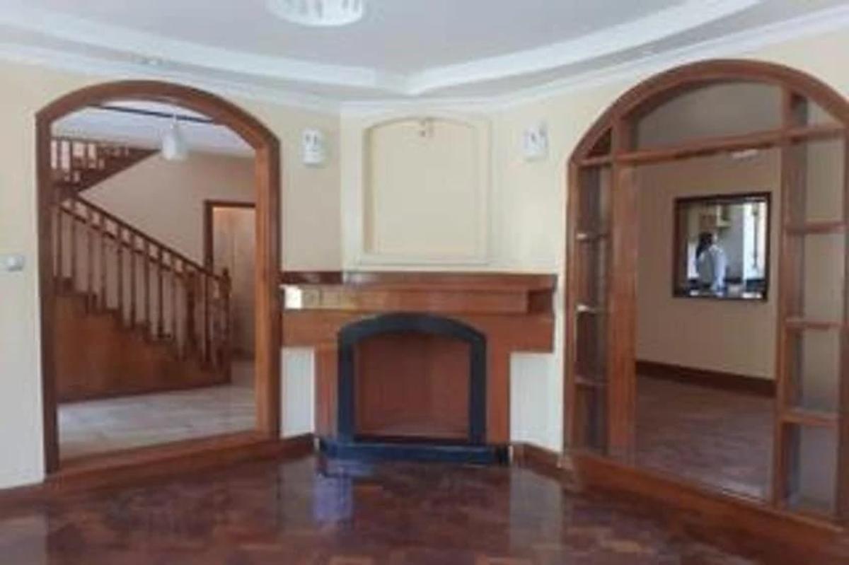 5 Bed Townhouse with En Suite at Lavington - 3