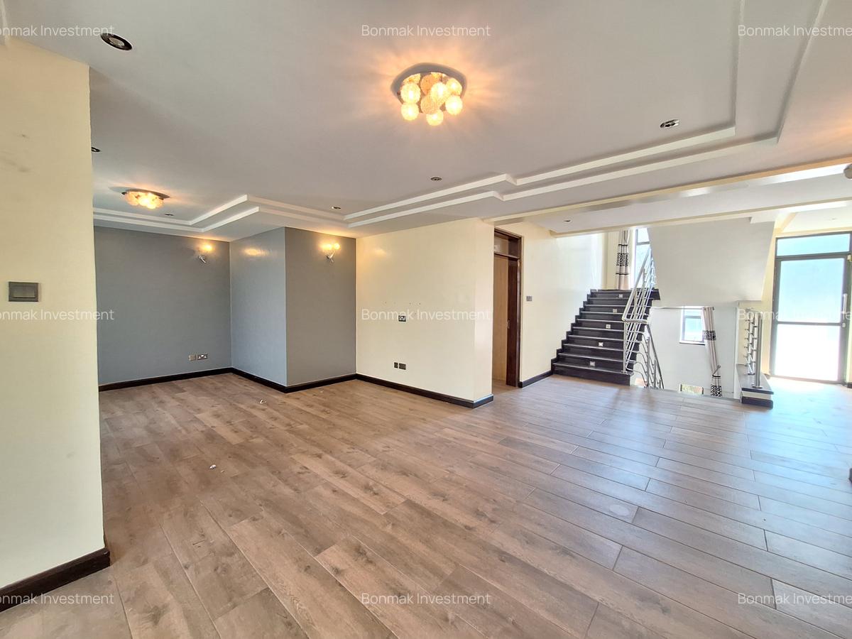 5 Bed Townhouse with En Suite at Lavington Green. - 4
