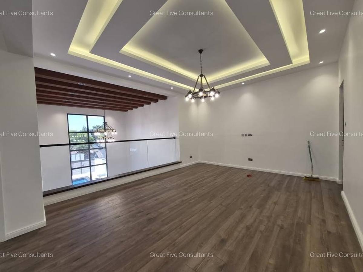 5 Bed House with En Suite in Lavington - 8