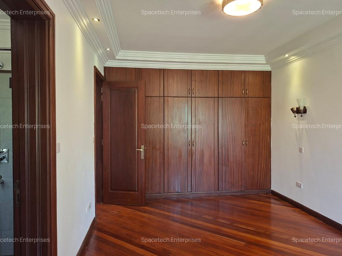 4 Bed Townhouse with En Suite in Ridgeways - 10