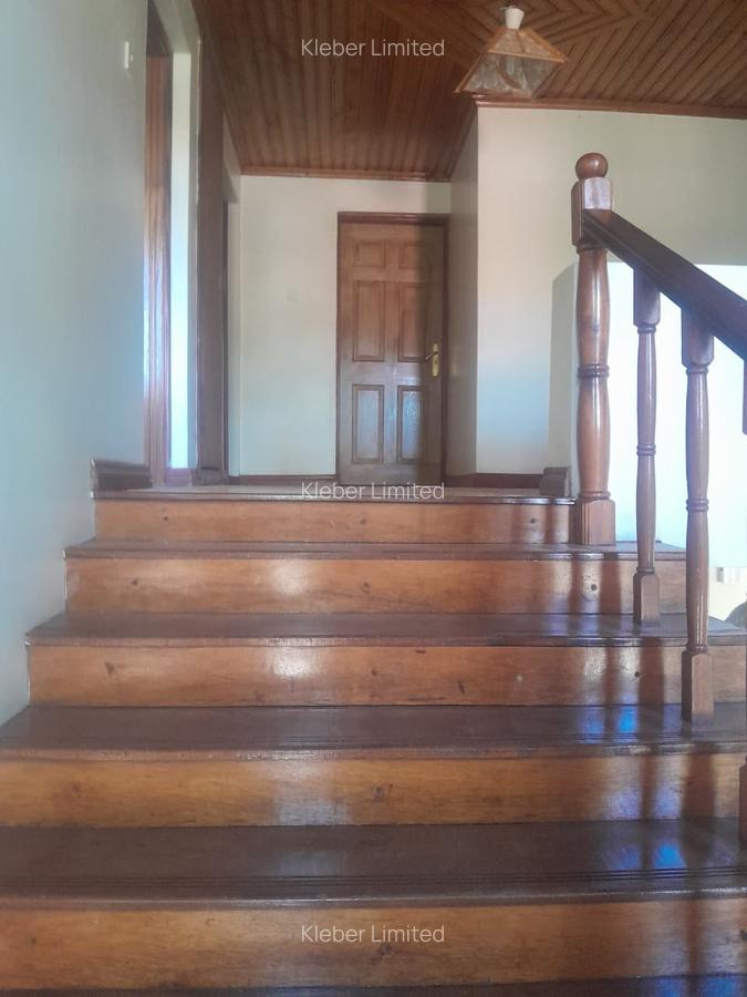 5 Bed House with En Suite in Runda - 11