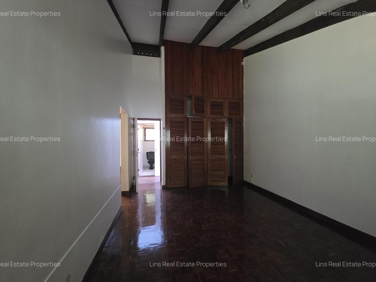 4 Bed House with En Suite in Lake View - 5