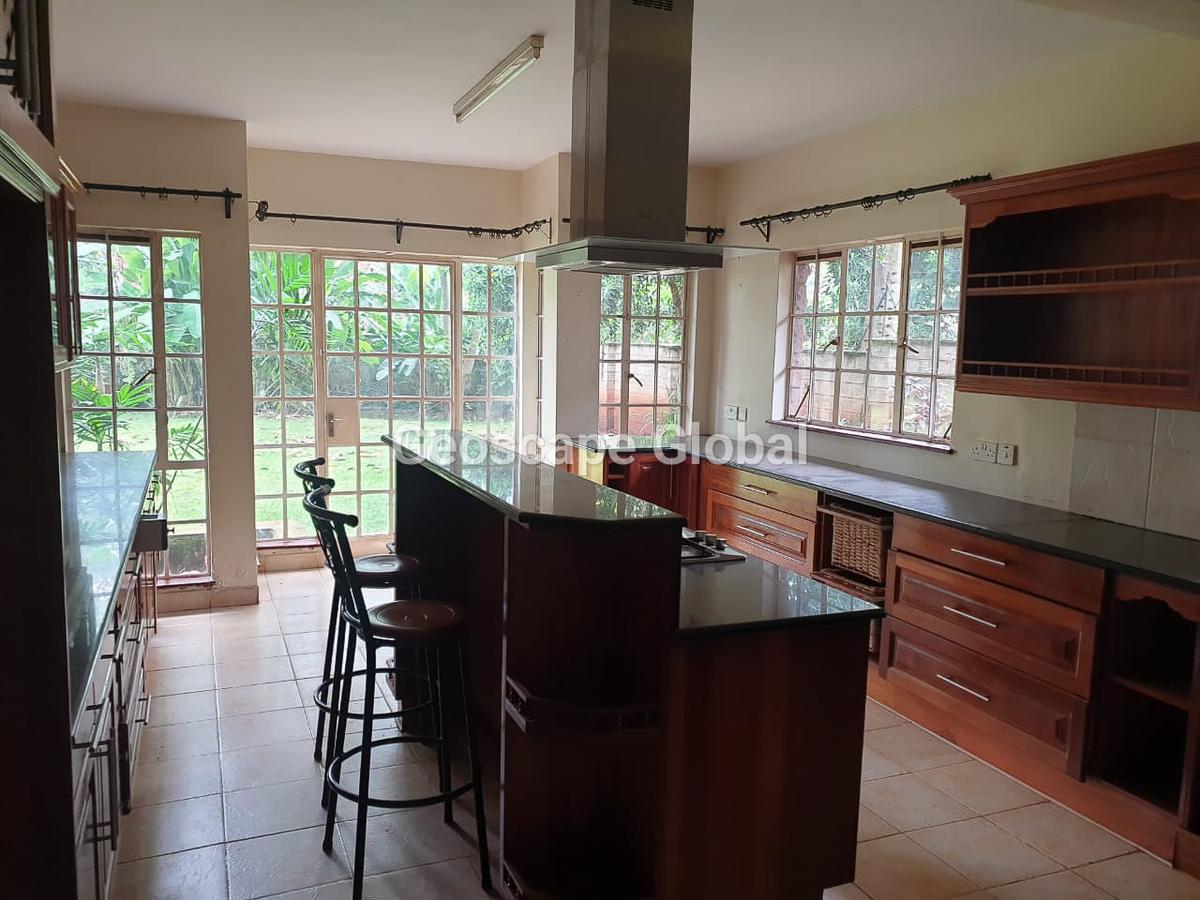 5 Bed House with En Suite in Rosslyn - 3