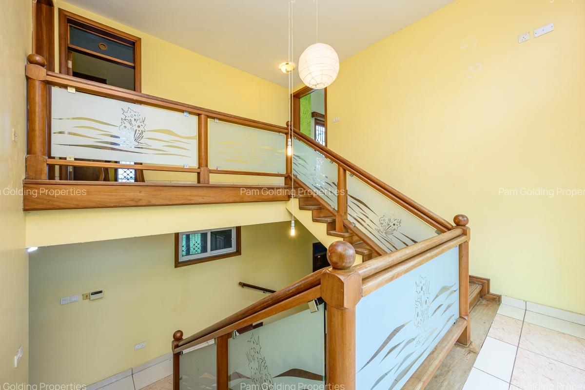 6 Bed House with En Suite in Kizingo - 3