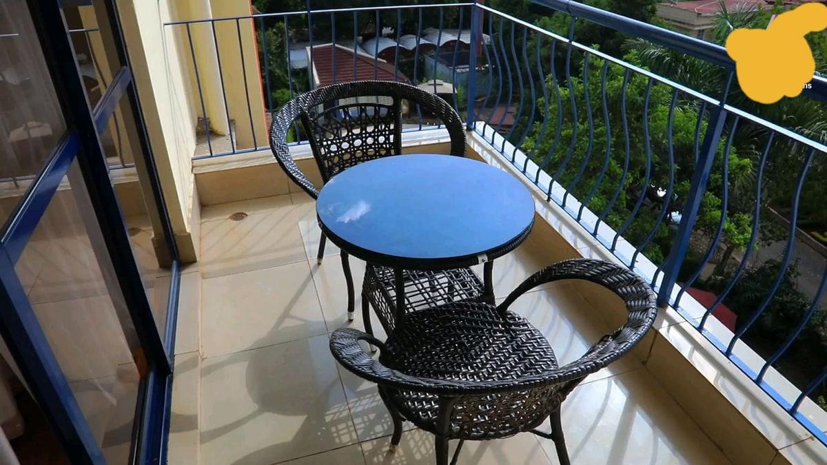 Serviced 2 Bed Apartment with En Suite in Parklands - 11