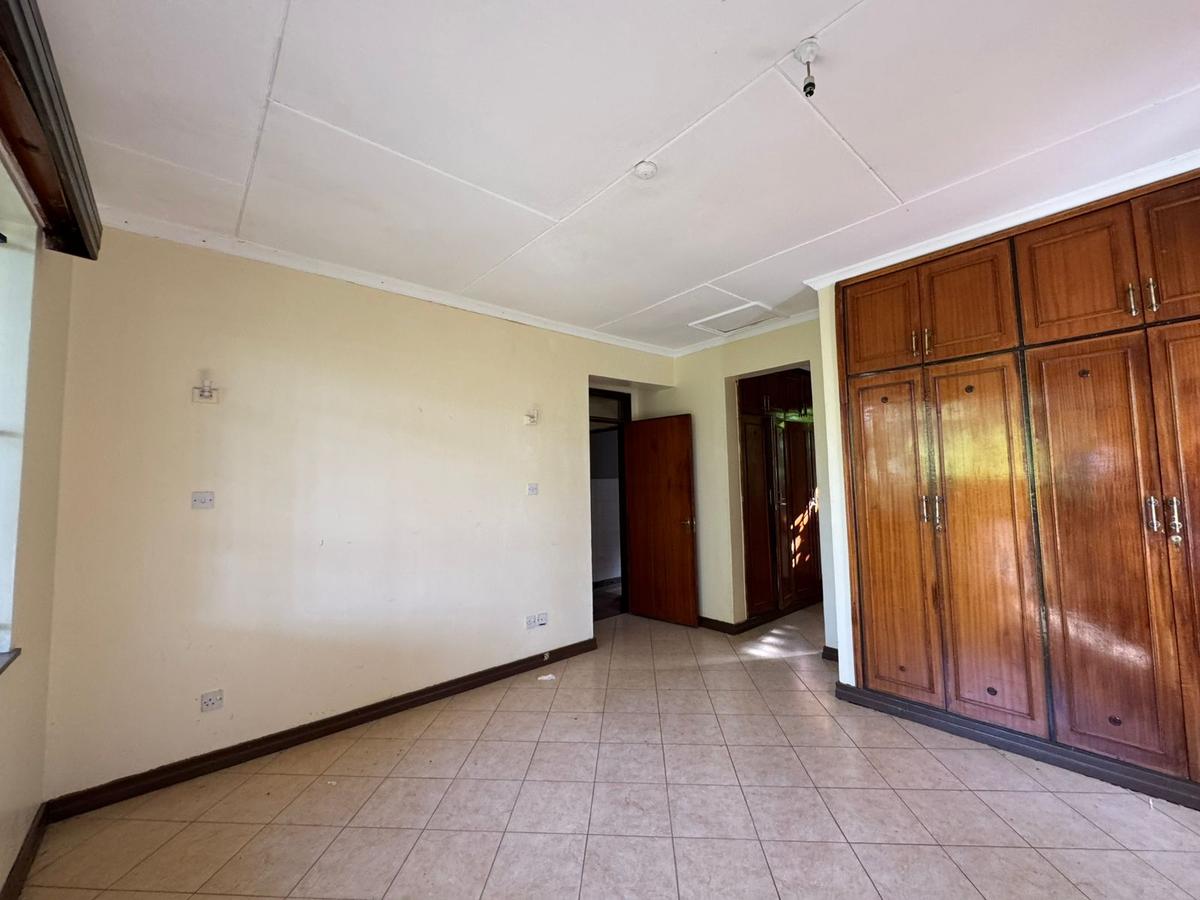 4 Bed House with En Suite in Runda - 18