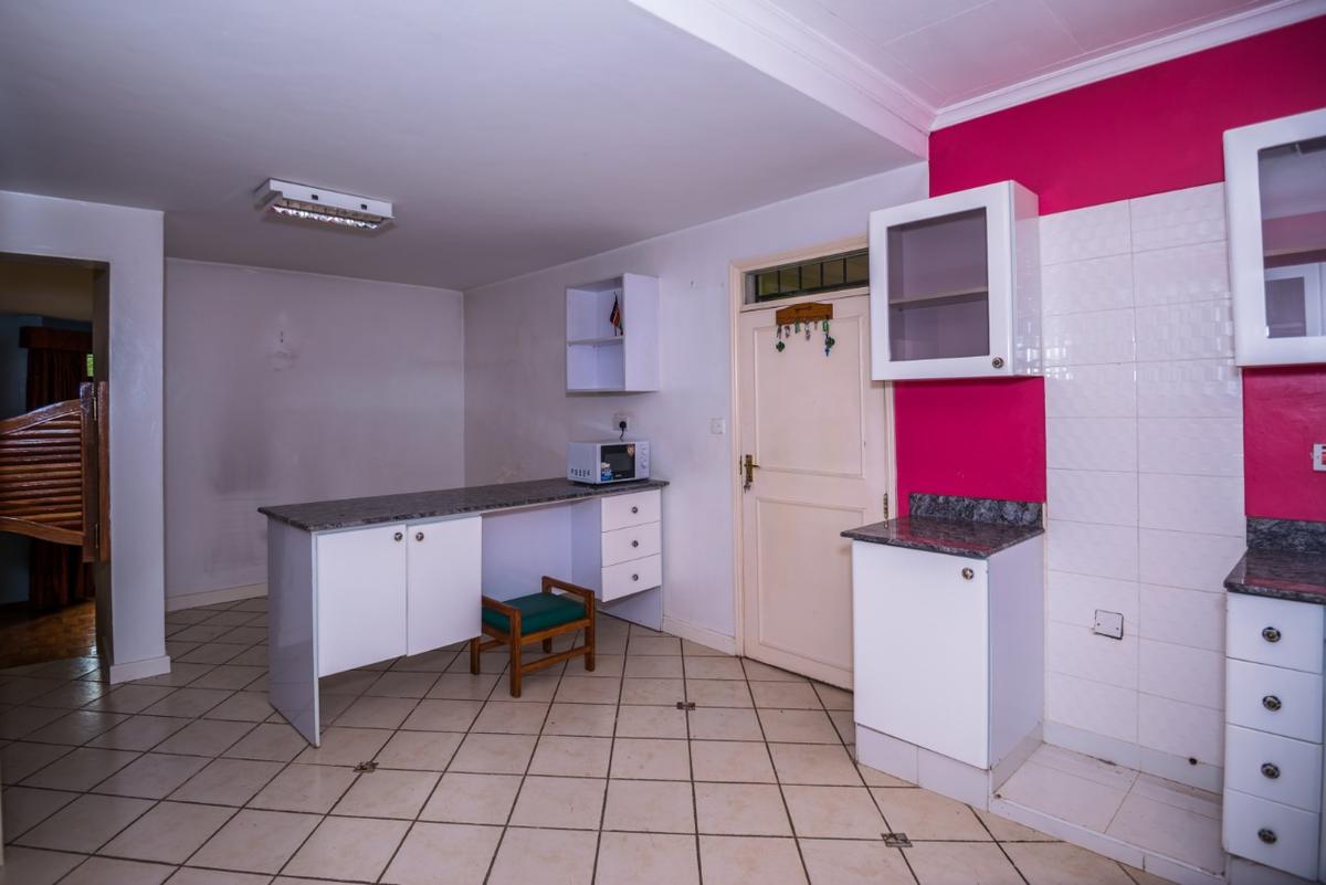 4 Bed House with En Suite in Rosslyn - 7