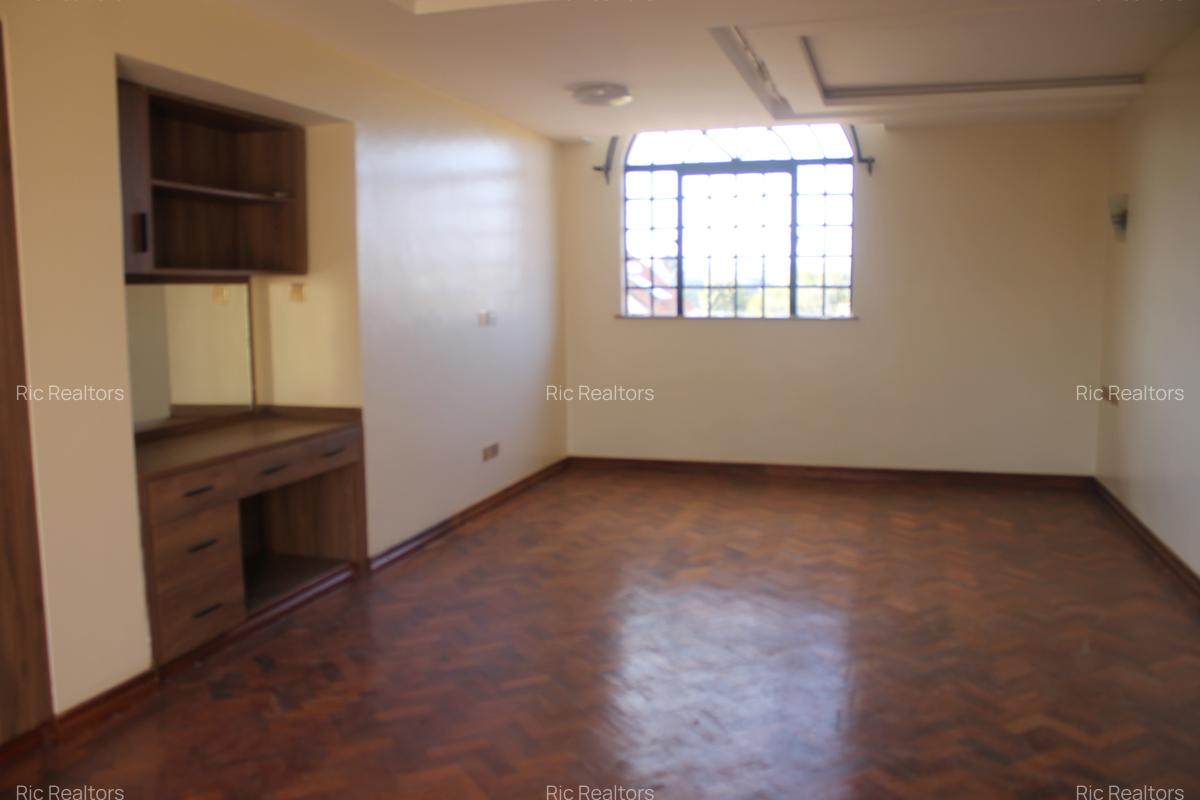 4 Bed Townhouse with En Suite at Redhill - 15