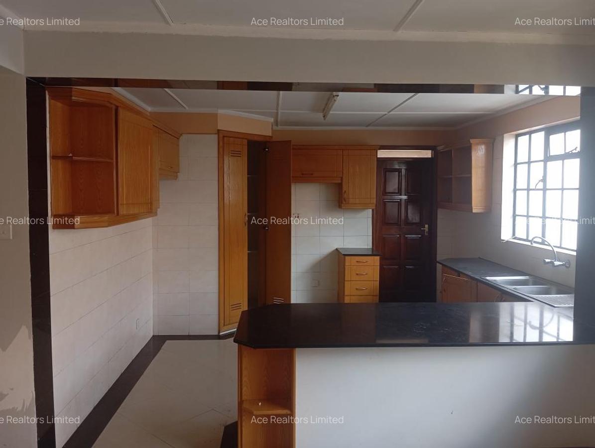 3 Bed Apartment with En Suite at Lavington - 5