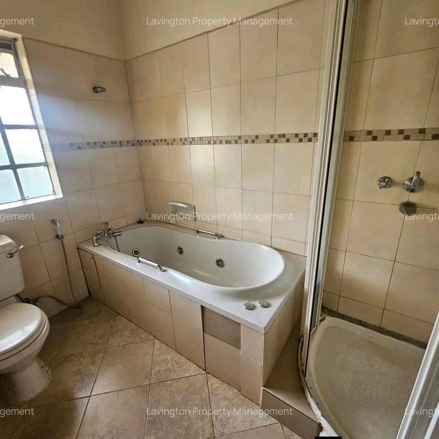 4 Bed Townhouse with En Suite at Valley Arcade - 11