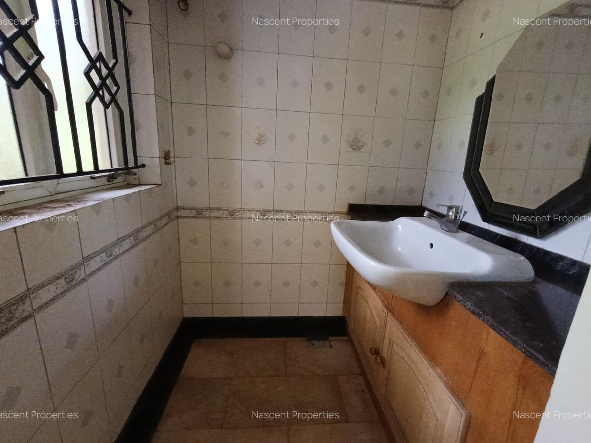4 Bed House with En Suite at Hill View - 6