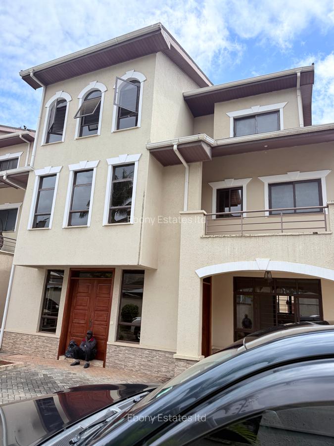 5 Bed Townhouse with En Suite in Lavington - 3