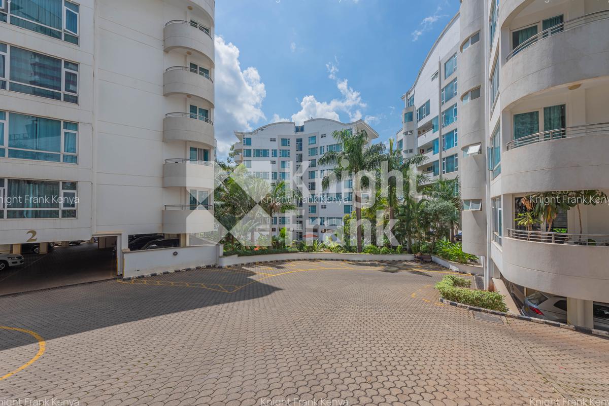 3 Bed Apartment with En Suite at One Riverside Drive - 13