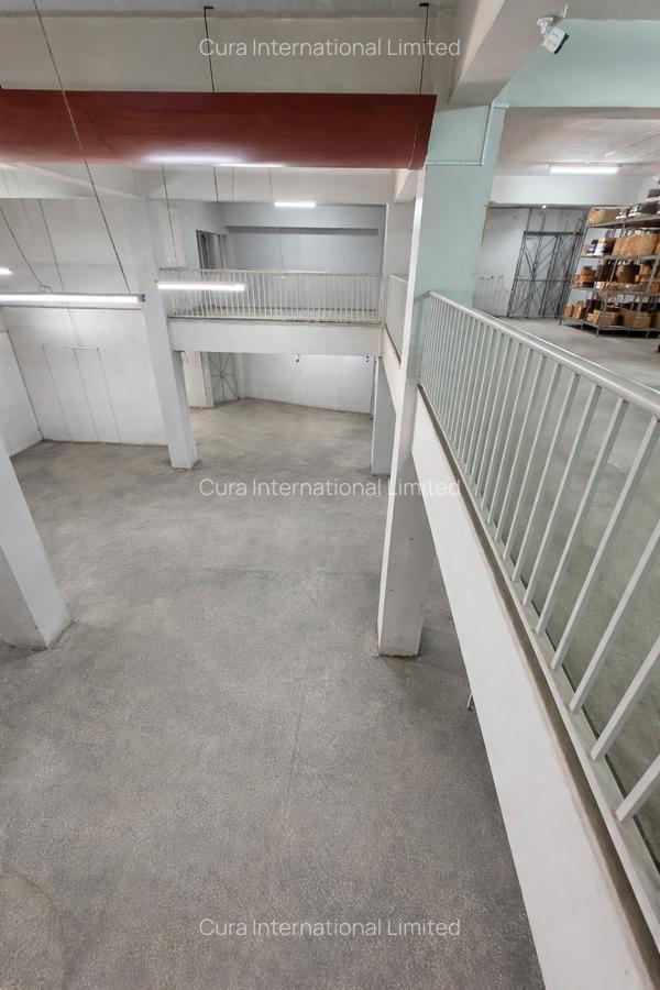 27,000 ft² Warehouse in Industrial Area - 8