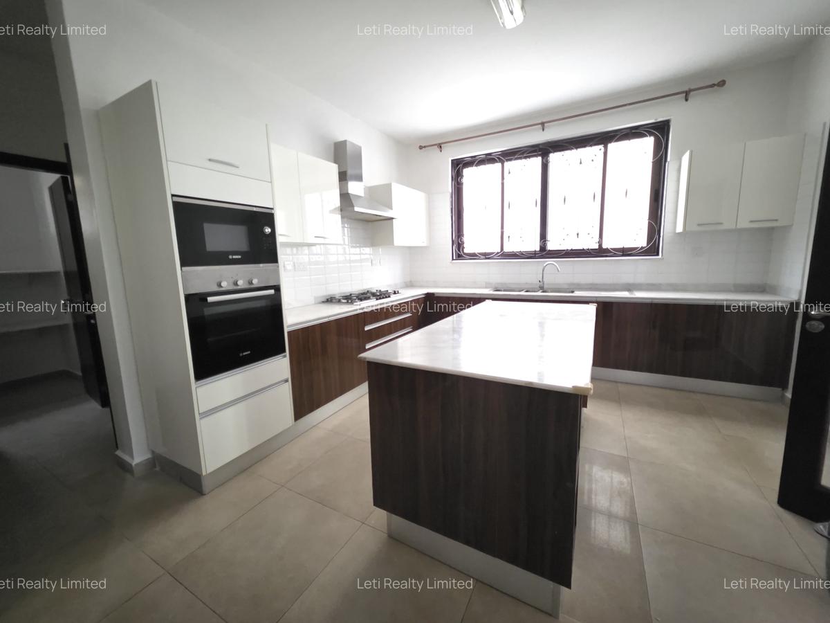 5 Bed Townhouse with En Suite in Lavington - 3