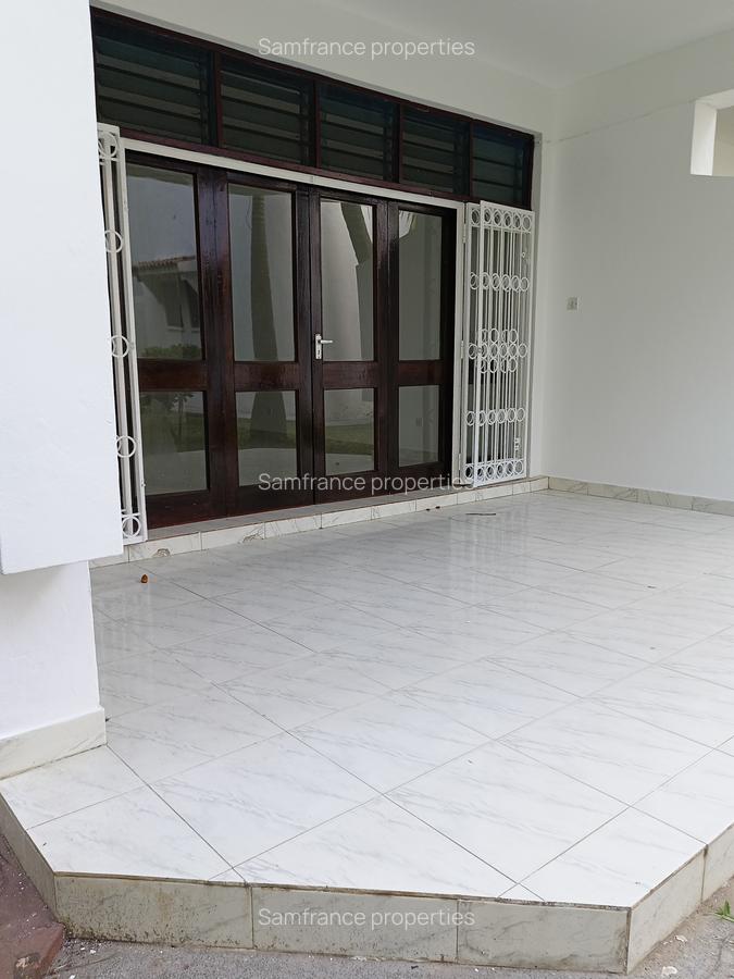 2 Bed Villa with En Suite at 3 Rd Avanue - 12
