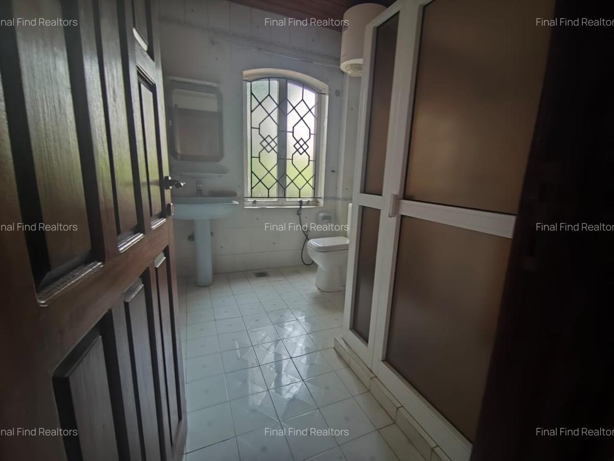 4 Bed House with Garden in Hill View - 8