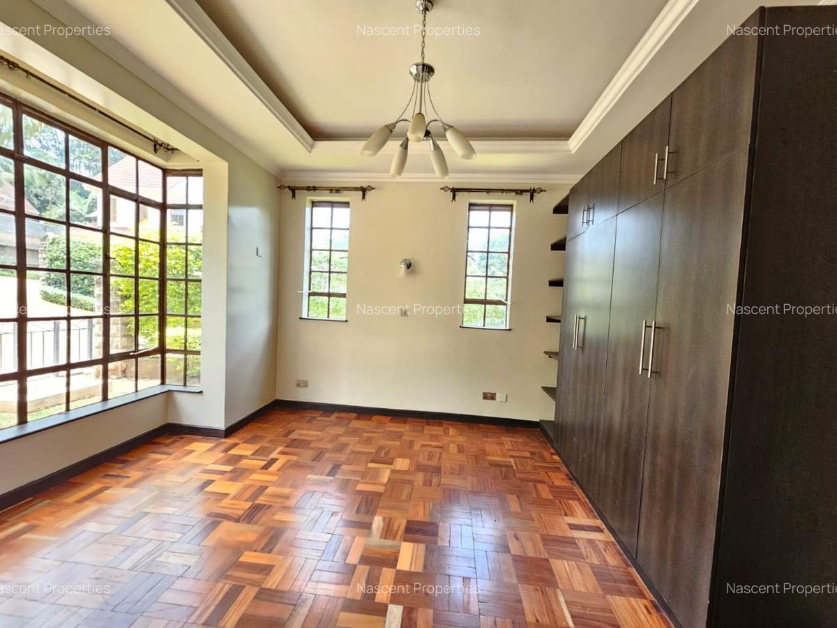 4 Bed House with En Suite in Rosslyn - 7