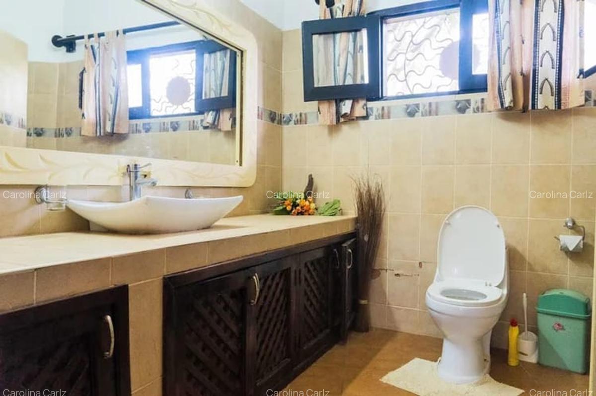 6 Bed Villa with En Suite in Watamu - 14