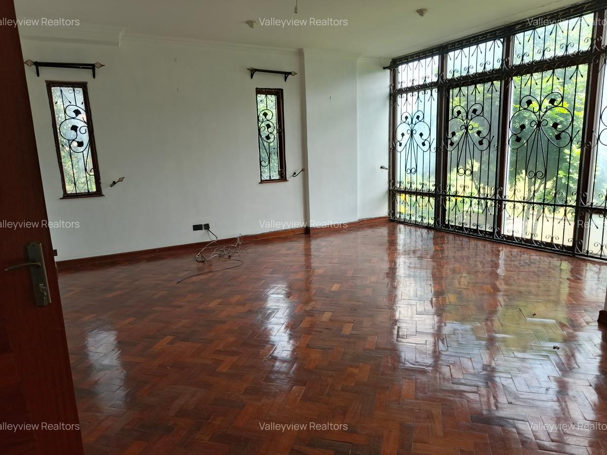 5 Bed Townhouse with En Suite at Lavington - 2