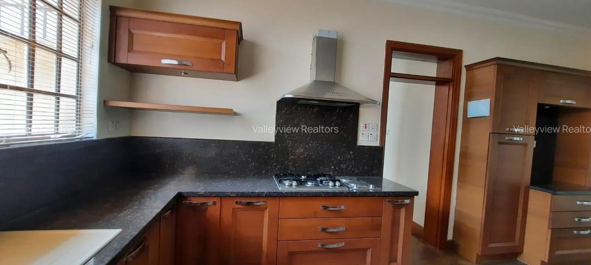 5 Bed Townhouse with En Suite at Lavington - 10
