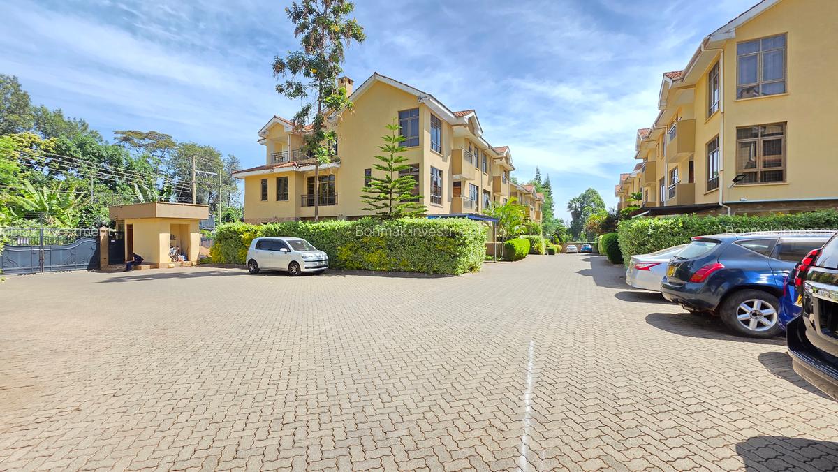 5 Bed Townhouse with En Suite at Lavington Green - 3