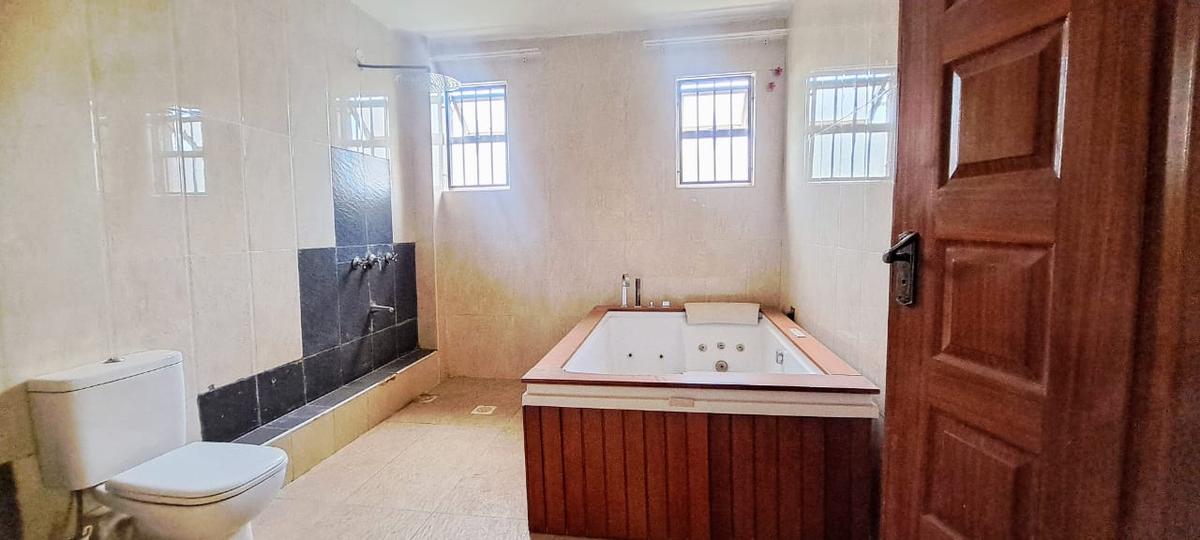 6 Bed House with En Suite at Ridgeways - 6