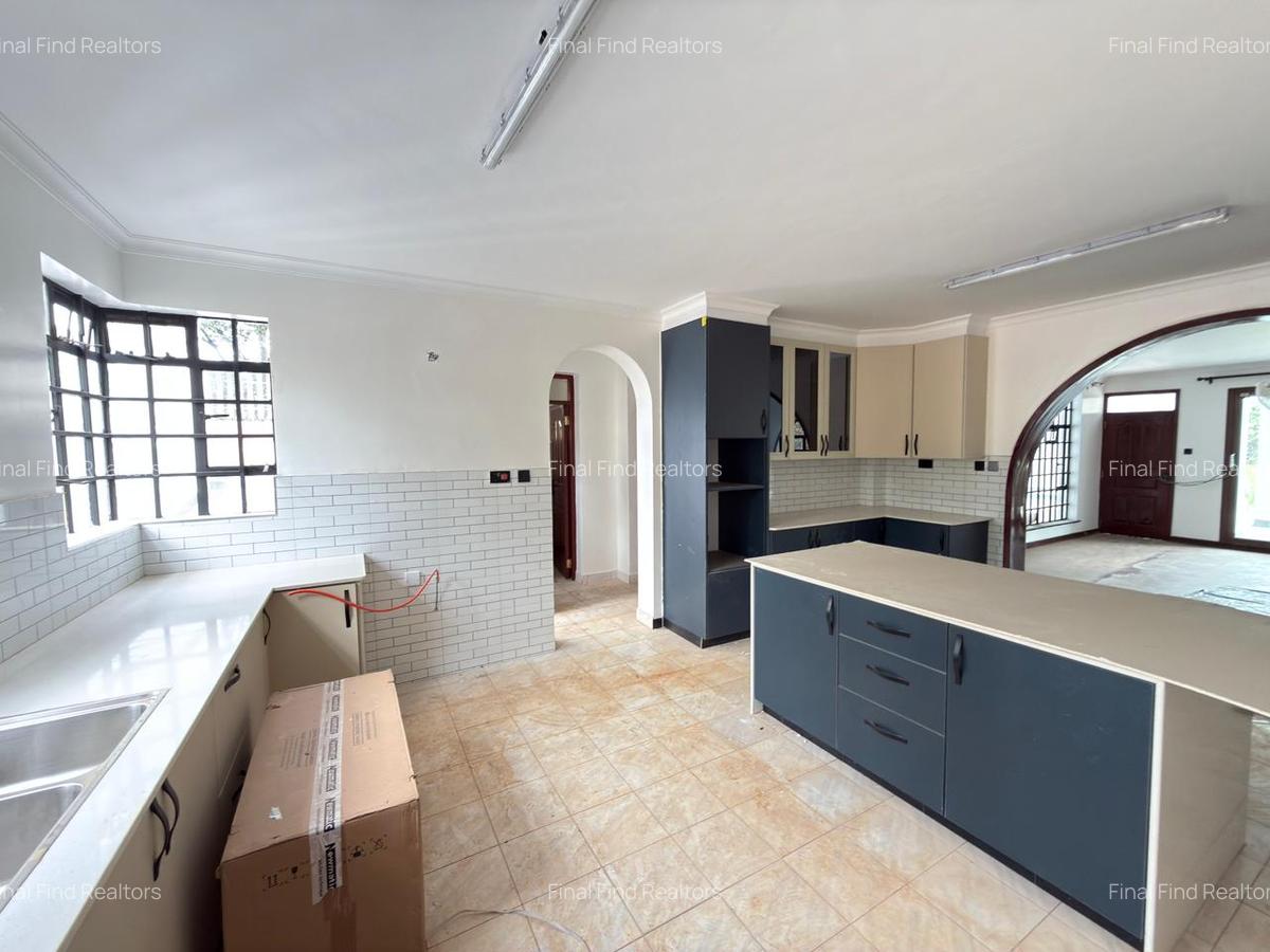 5 Bed House with Swimming Pool in Windsor - 16