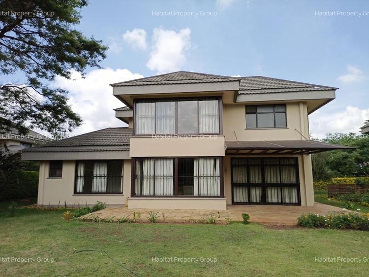 4 Bed House with En Suite in Ridgeways - 1