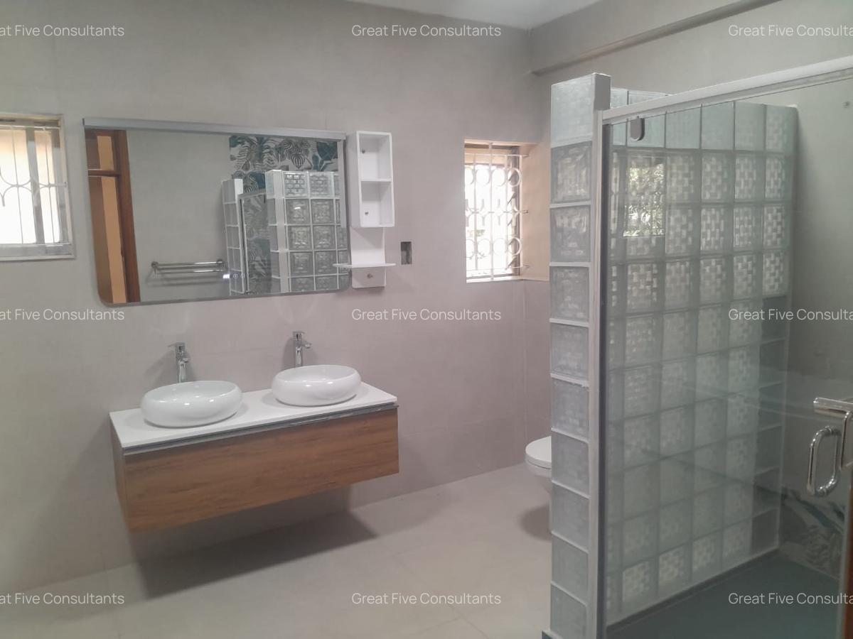 5 Bed Villa with En Suite in Nyari - 14