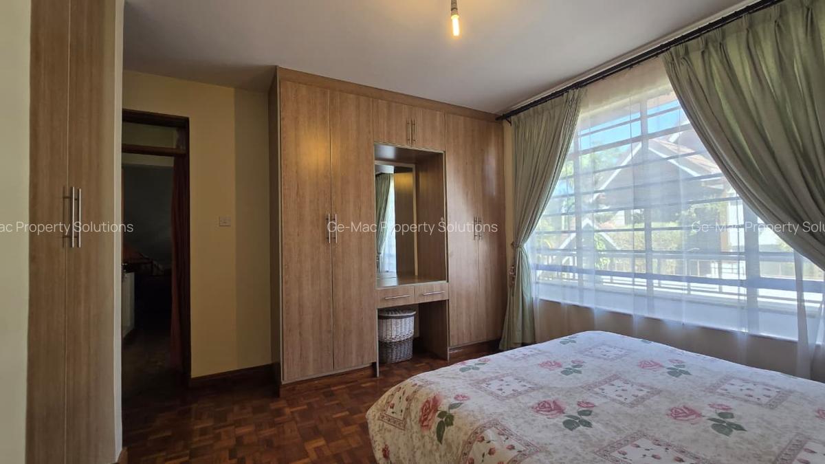 5 Bed House with En Suite in Lavington - 11