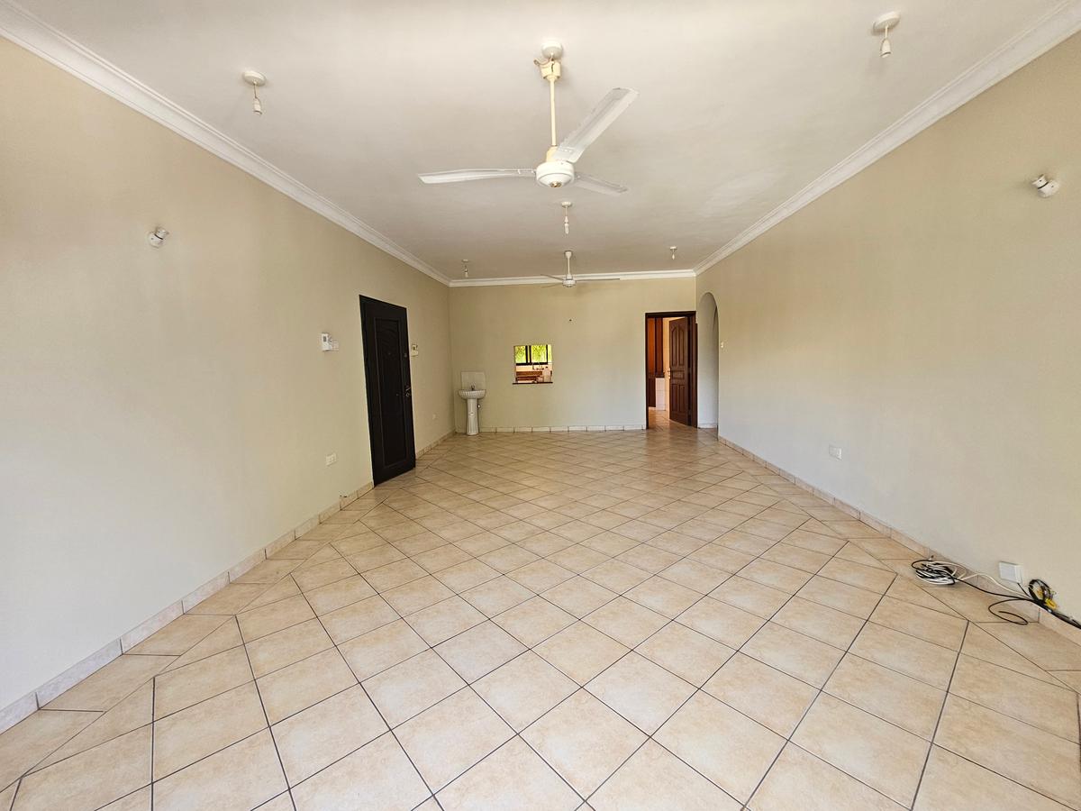 3 Bed Apartment with En Suite in Nyali Area - 17