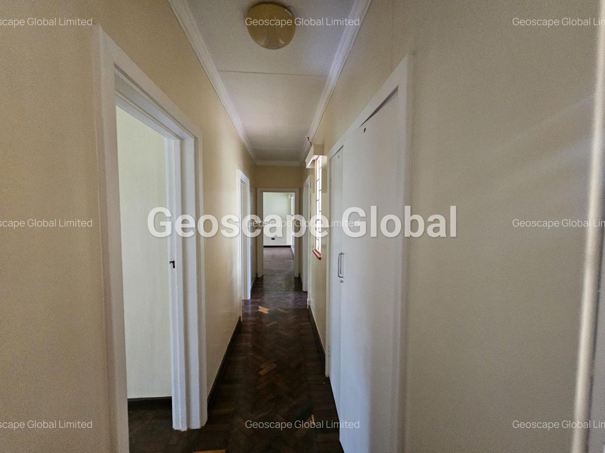 4 Bed House with En Suite in Rosslyn - 7