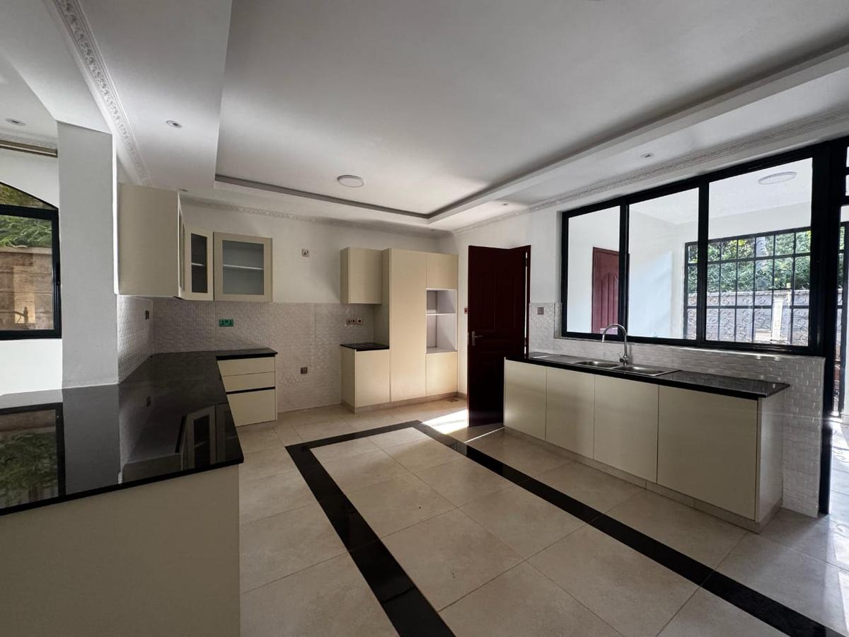 5 Bed Townhouse with En Suite in Lavington - 13