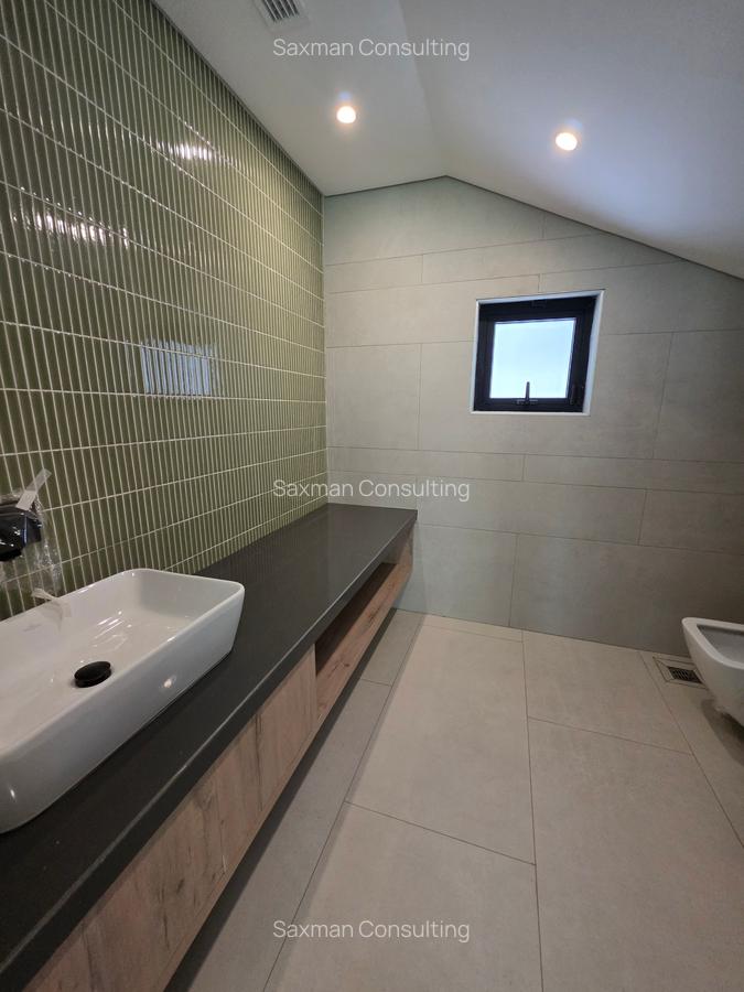 5 Bed House with En Suite in Brookside - 19