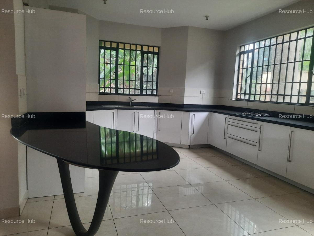 5 Bed House with En Suite at Lavington - 3