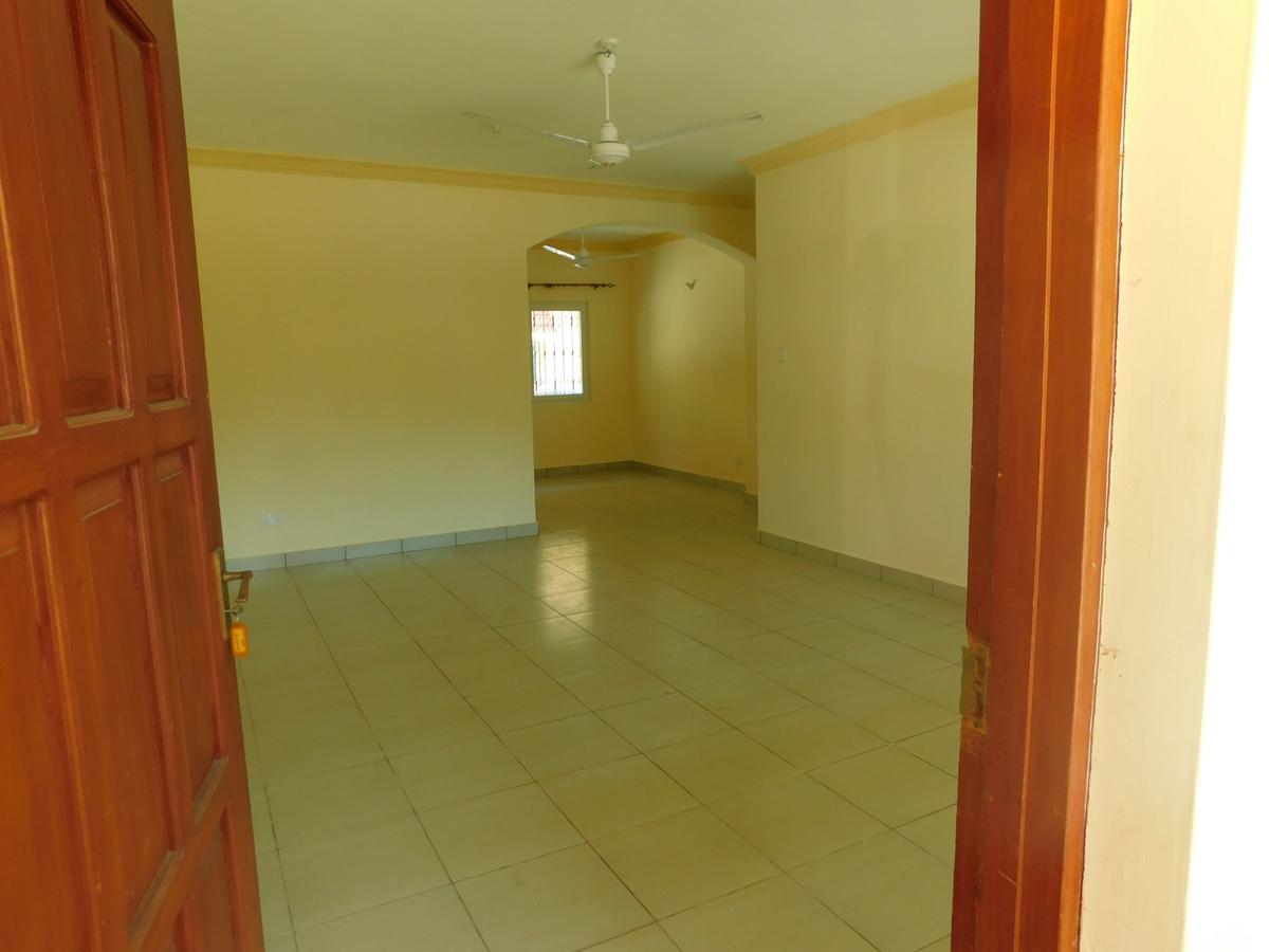 3 Bed Apartment with En Suite in Nyali Area - 9