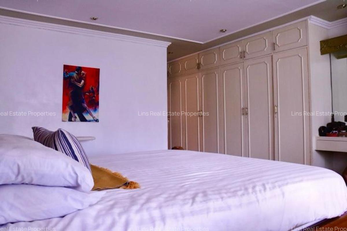 4 Bed Townhouse with En Suite in Brookside - 10