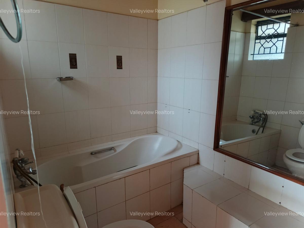 5 Bed Townhouse with En Suite at Lavington - 16